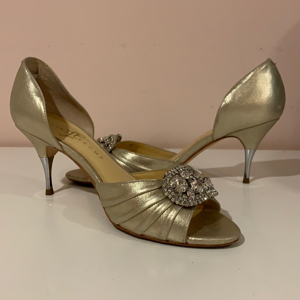 Beautiful champagne gold evening shoes.